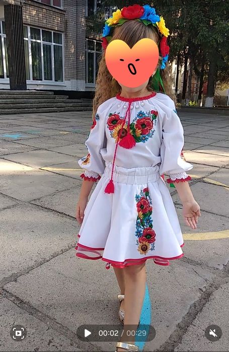 Український вишитий костюм