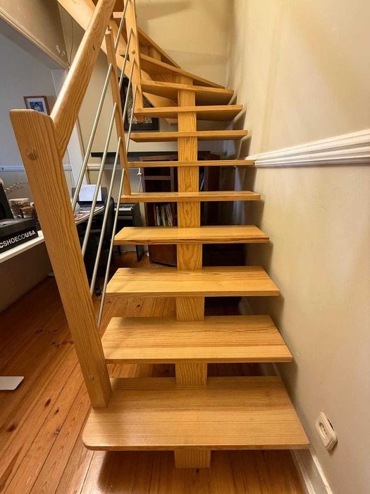 Escada interior em pinho nacional maciço e inox