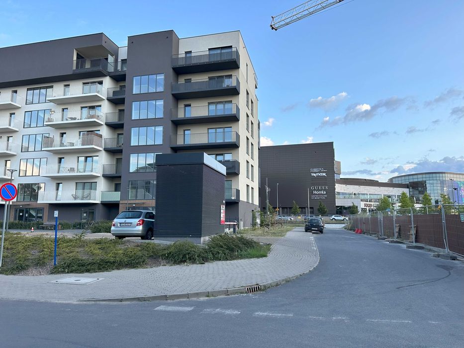 Sprzedam miejsce na 2 auta w hali garażowej obok CH POSNANIA