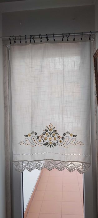 Cortina pequena. tecido alinhado, bordada e renda