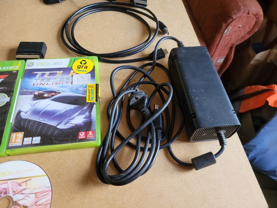 Sprzedam xboxa 360 z 2 padami kierownicą  I grami