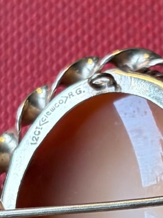 Камея в золотій оправі
