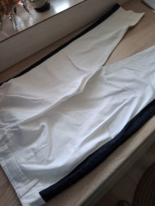 Białe rurki z czarnym lampasem Bodyflirt