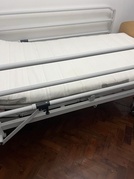 Cama articulada com comando