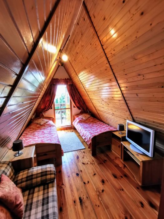 Domek letniskowy z kominkiem nad jeziorem Dzierzgoń w Rodowie Małym