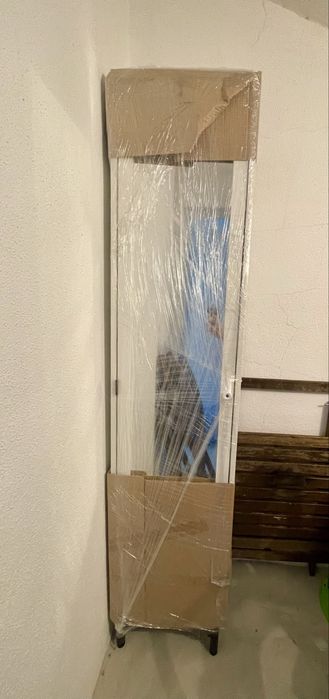 Armario alto com porta e espelho branco