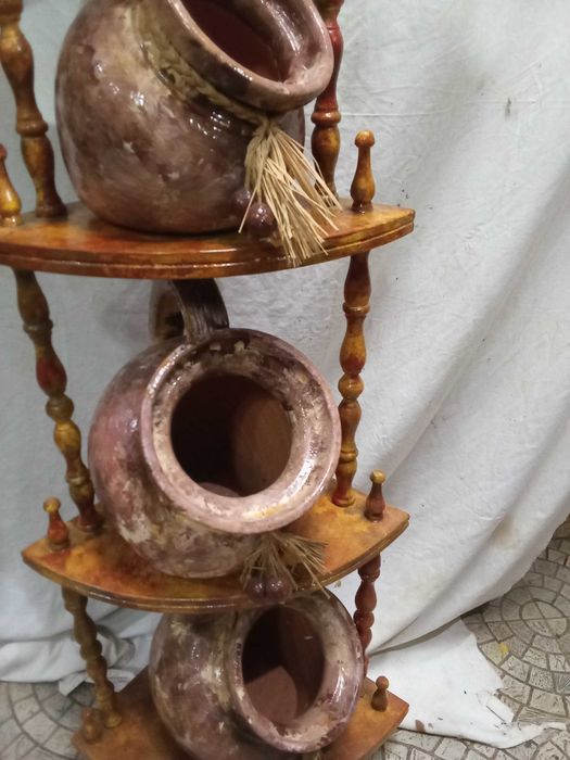 Estante de canto em madeira pintada em tons castanhos
