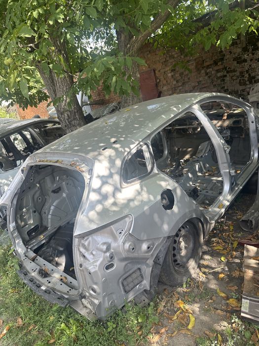 Кузов четверть порог криша на Рено Меган 3 Renault Megane 3