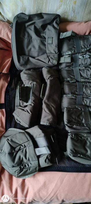 Жилет розвантажувальний+підсумки.Стан новий.