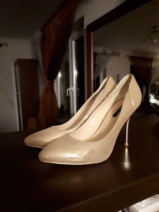 Eleganckie złote szpilki raz założone