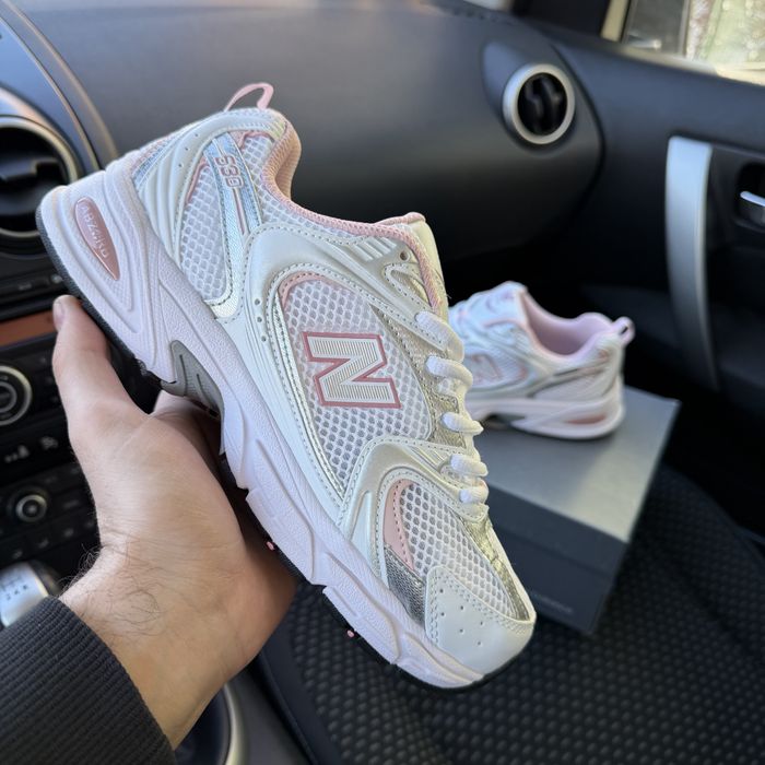 Жіночі кросівки нюбеланс білі з рожевим New balance 530 white pink