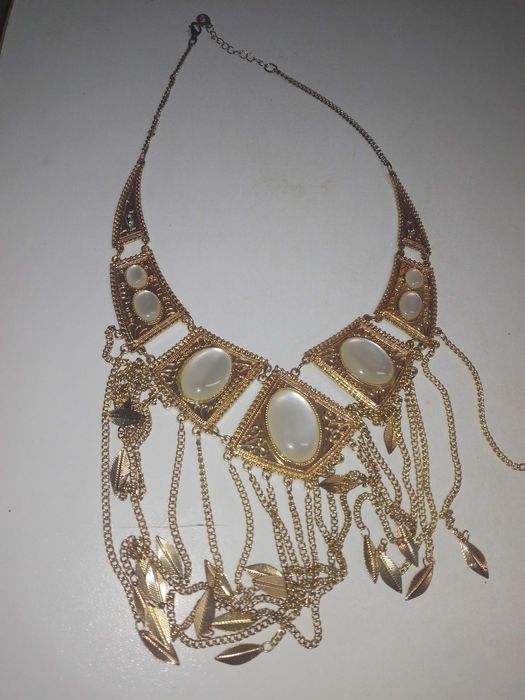 Colar curto dourado