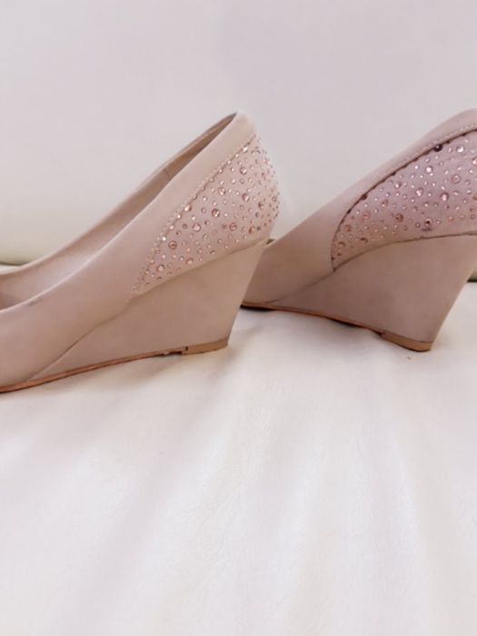 Buty z dwa razy na nogach ozdobione cyrkoniami