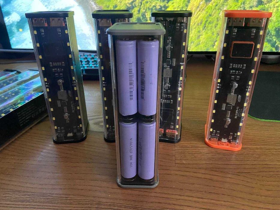 Корпус для павербанка с быстрой зарядкой 22.5W + фонарик (8x18650)