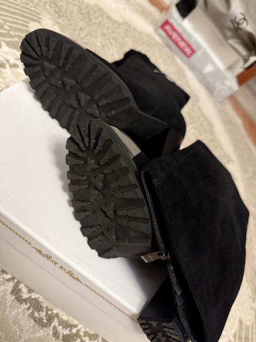 Продам замшевые сапожки Anna Lucci, черного цвета.