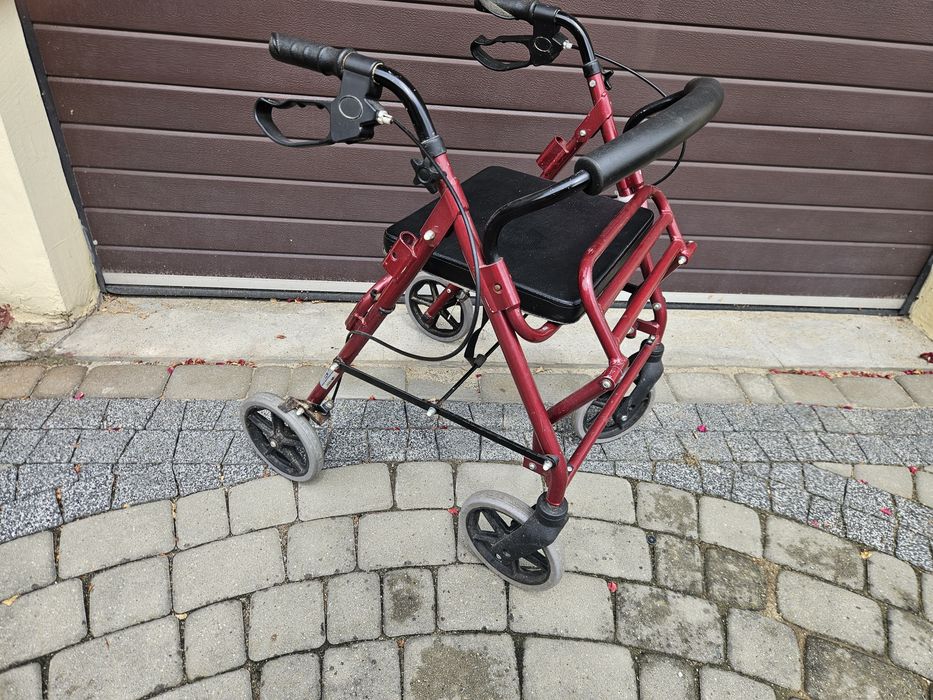 Chodzik, balkonik dla starszej osoby.