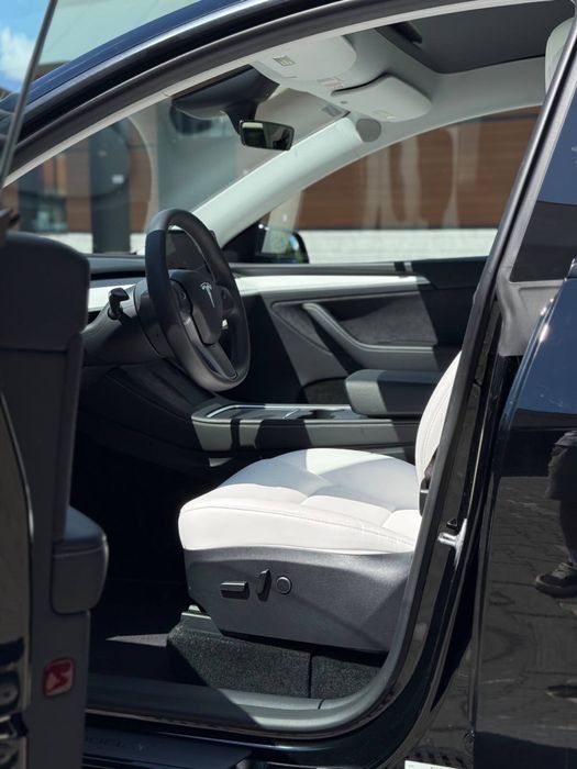 Tesla Y 2024 повний привід