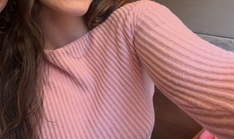 Camisola rosa claro com corte em v
