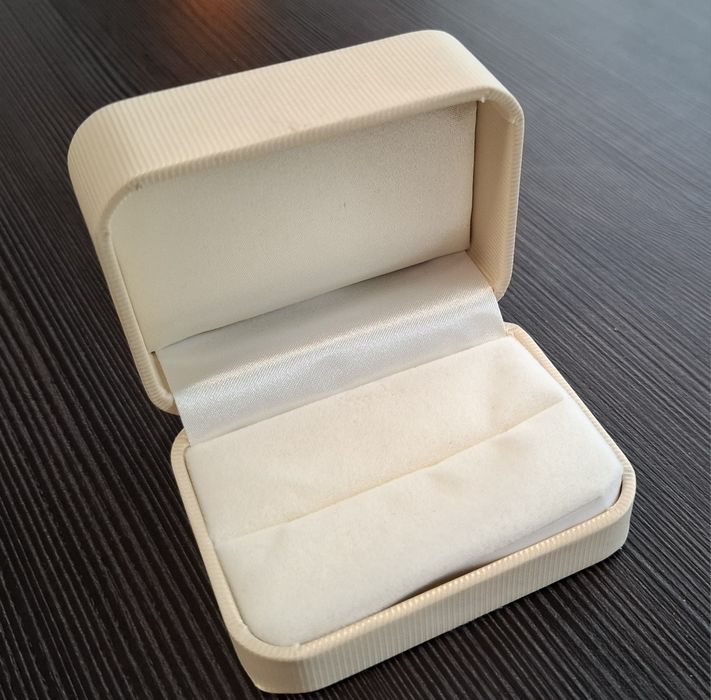 Eleganckie pudełeczko na obrączki ślubne