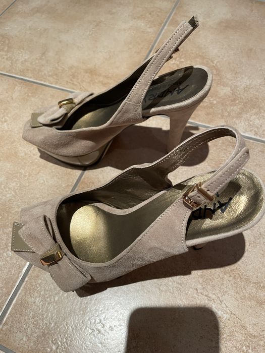 Sapatos e sandalias como novos