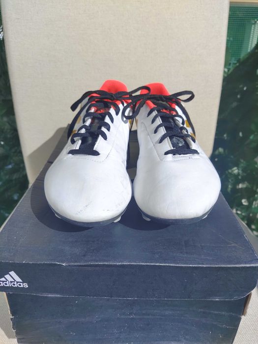 chuteiras em branco sapatilhas Adidas