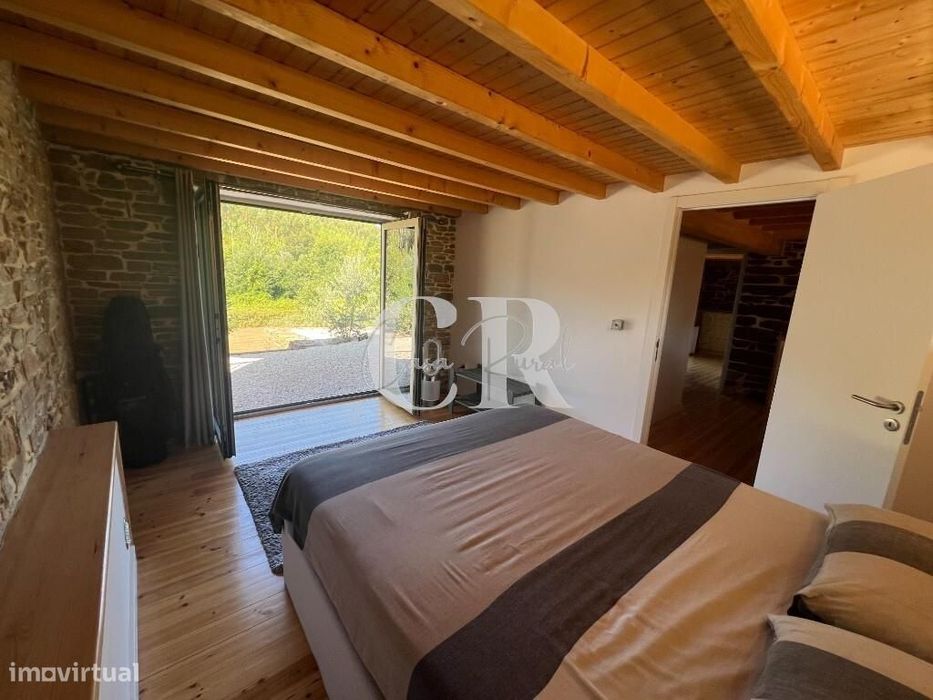 Casa de Pedra Renovada, Ruínas, Riacho, Poços e 15.570m2 de Terreno na