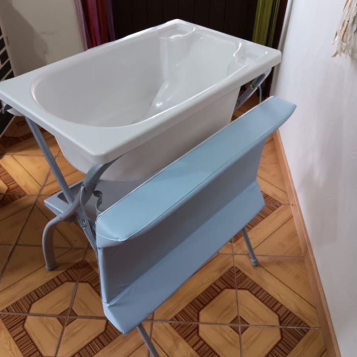 Muda fraldas com banheira