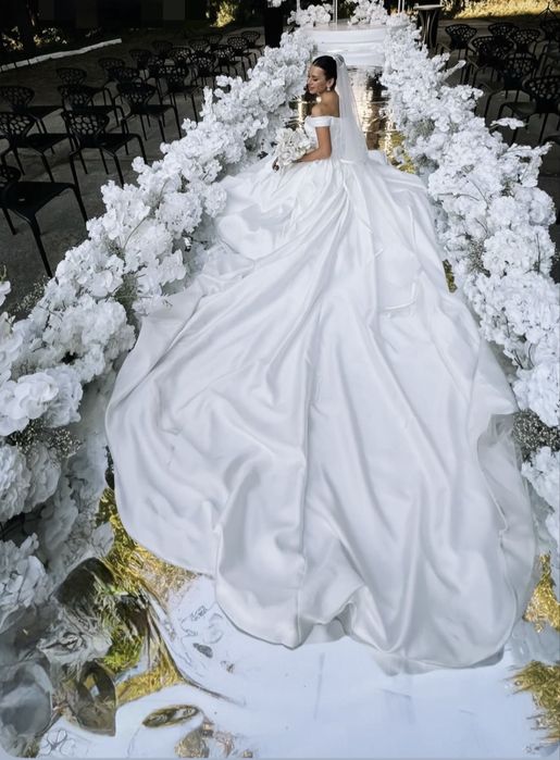 Продам пишну весільну сукню зі шлейфом від Luce Sposa