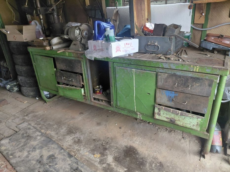 Металічний стіл для слюсарних робіт.