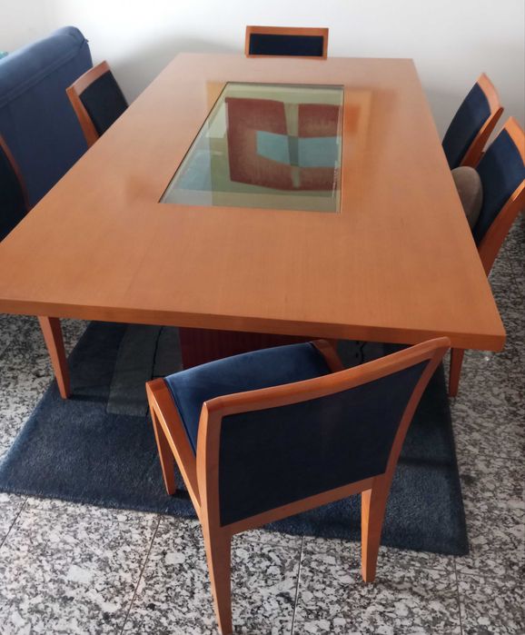 Mesa de sala e cadeiras