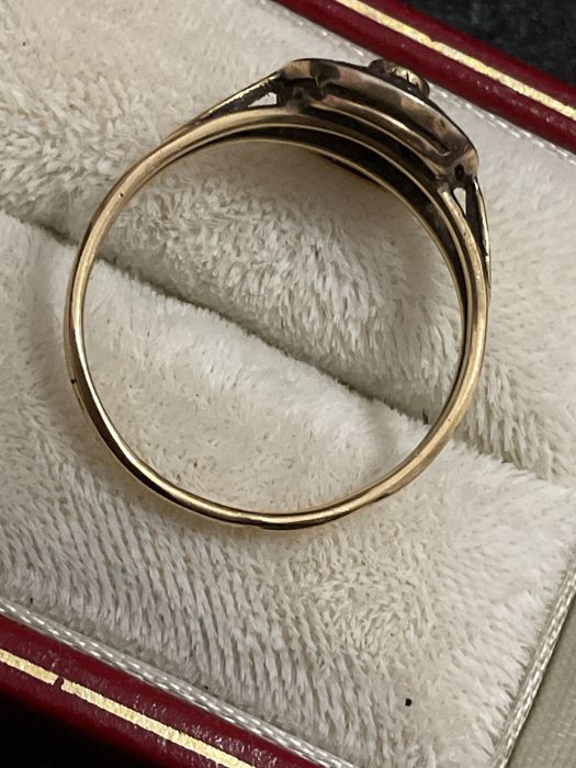 Anel de senhora com pedras e detalhes nas laterais