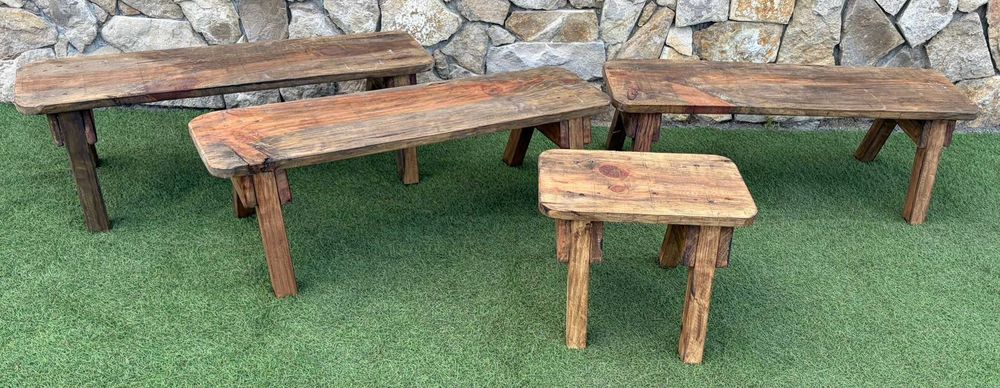Bancos antigos rústicos e artesanais em madeira de pinho