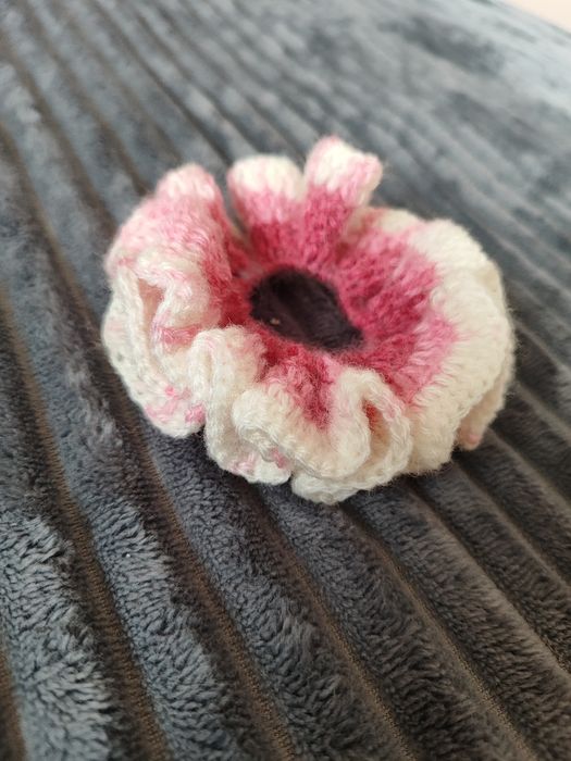 Różowo biała gumka do włosów scrunchie ręcznie robiona na szydełku