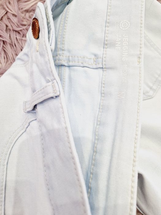 Jasnoniebieskie jegginsy