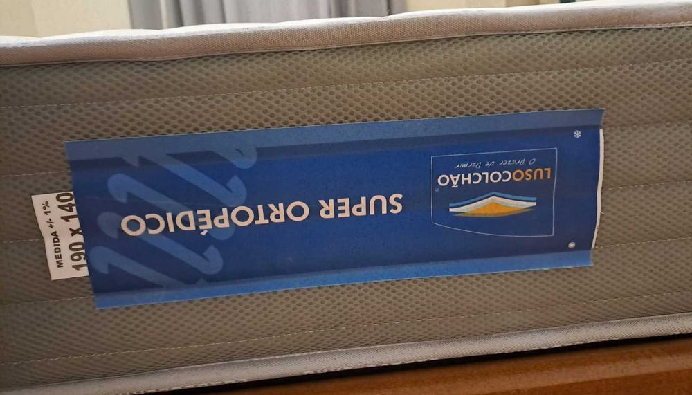 Cama de casal + mesa de cabeceira + Colchão Lusocolchão Super Ortopédi