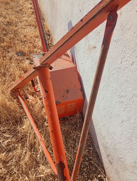 Guincho grueta elétrico com capacidade de elevação de 300 kg, totalmente giratório e a funcionar perfeitamente...