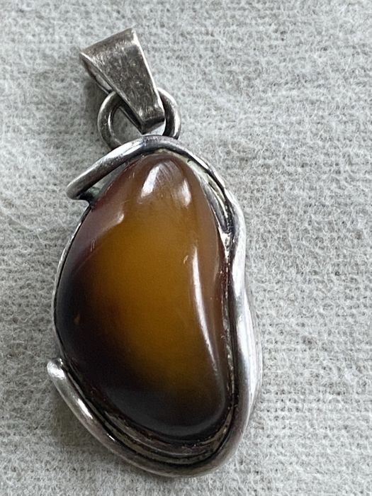 Srebrny wisior z bursztynem