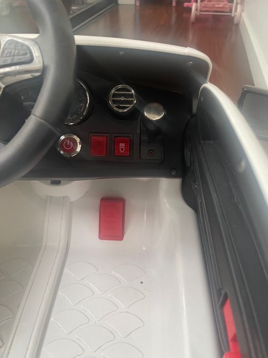 Carro electrico Mercedes AMG com carregador para criança