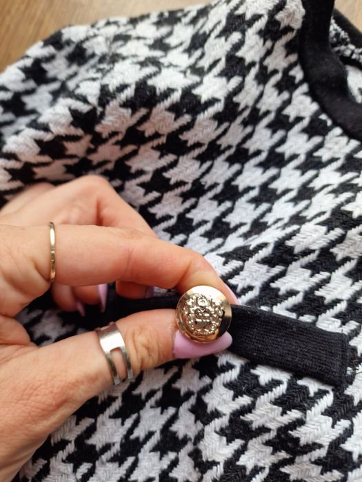 Elegancka sukienka w pepitkę  czarno biała  jesienna do biura