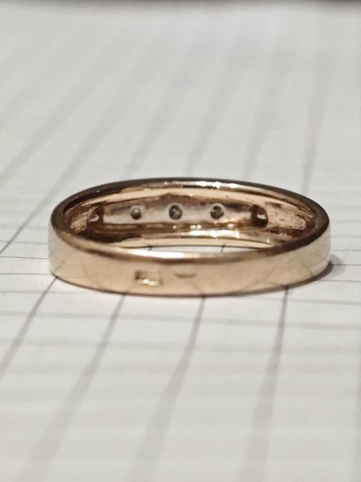 Золота каблучка, з діамантами 0.18ct, 585 проба.
