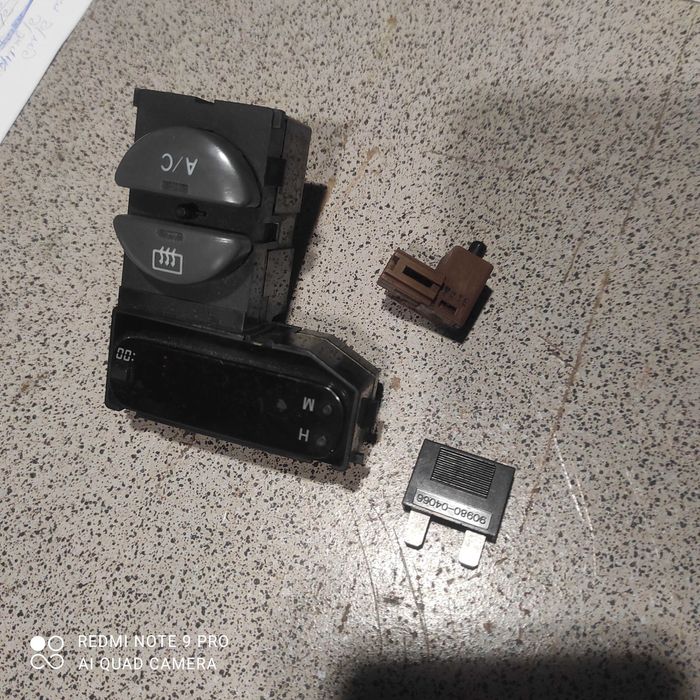 Часы в панель приборов торпедо на Тойота Мазда