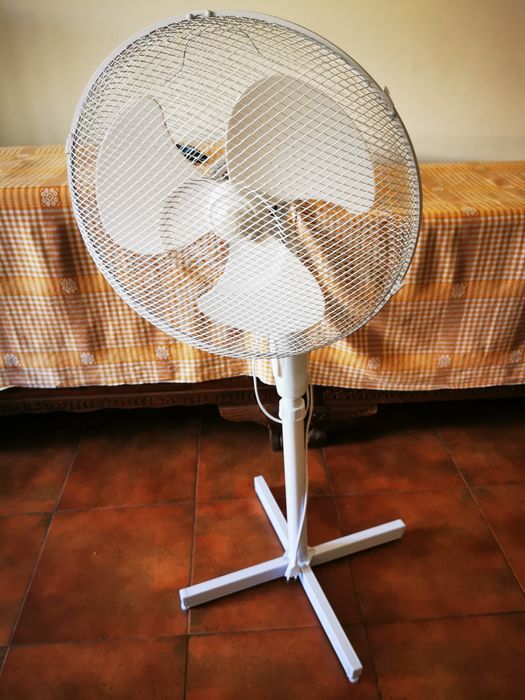 Ventoinha branca com pé