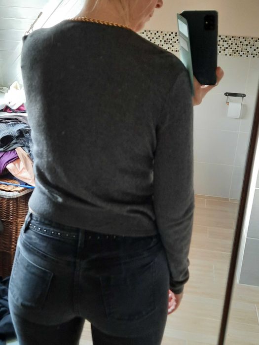 Sweter szary ze złotym łańcuszkiem H&M S