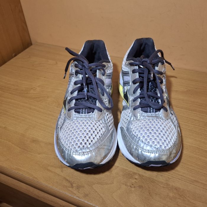 Жіночі фірмові кросівки Mizuno