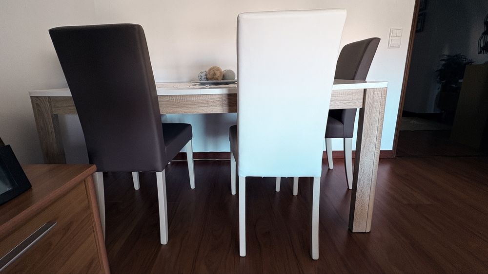 Mesa de jantar extensível + 4 cadeiras