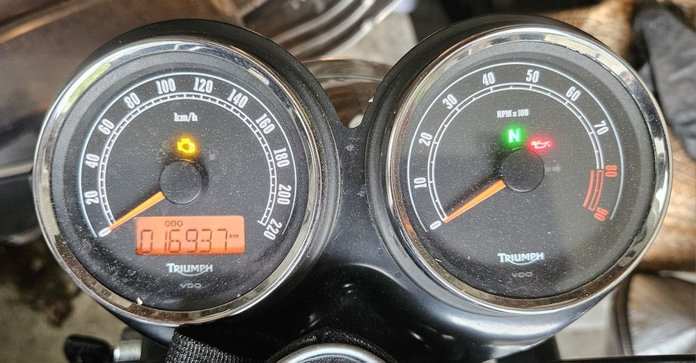 Triumph Bonneville T100 black + 2 capacetes BELL novos