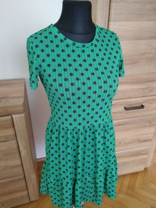 Sukienka Zara na zielonym tle czarne grochy S