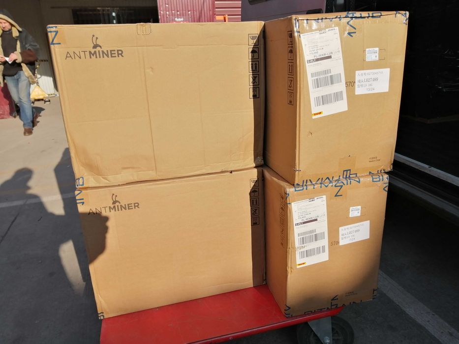 Найнижча ціна! Майнер BITMAIN ANTMINER S21e Hyd 288T 2380$