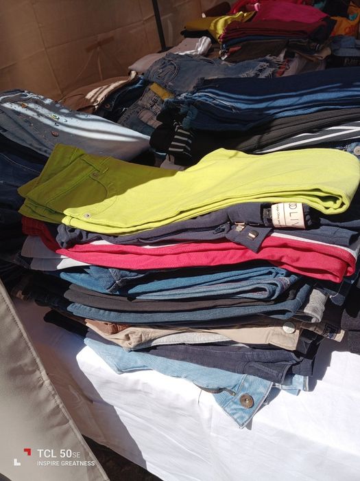 Lotes de calças semi novas vários tamanhos 20 pares de calças 15€