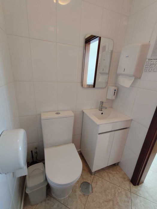 Arrendo loja 510€, perto da Escola Secundária Vila Verde ESVV, a face da rua com 3 frentes toda em vidro com película fosca,com opção Trespasse 2.500€